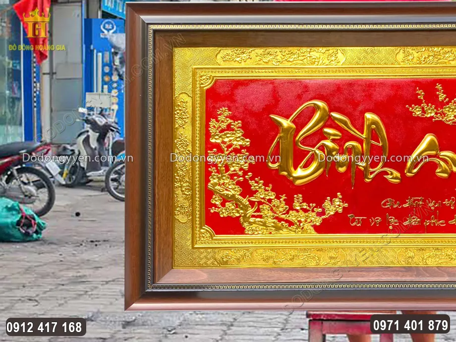 Nền tranh sơn đỏ v&ocirc; c&ugrave;ng nổi bật